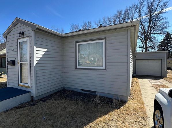 106 5th St E, Clear Lake, SD 57226