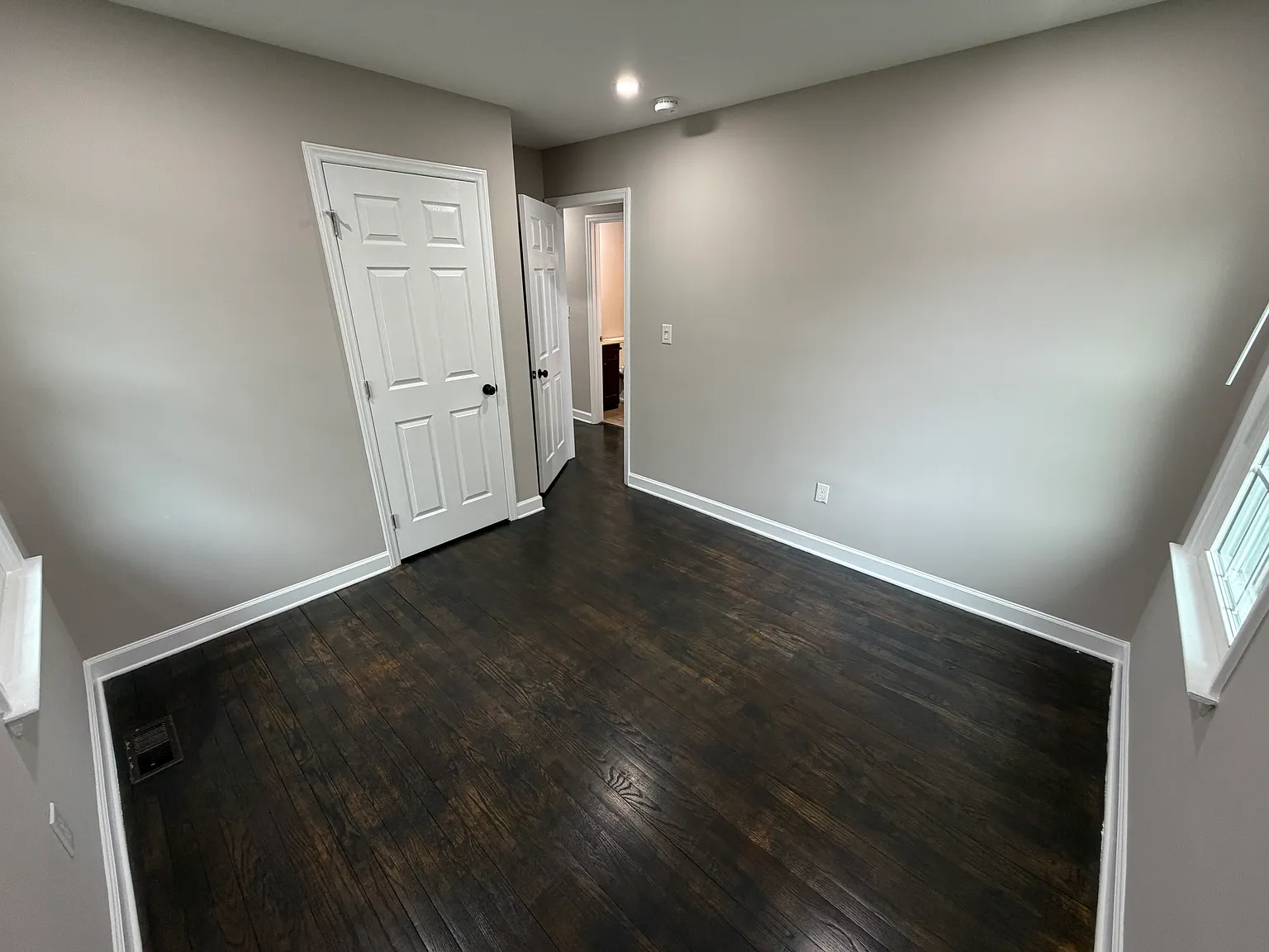 3 bed, 1.5 bath, 930 sqft, $1,900 — Photo 3
