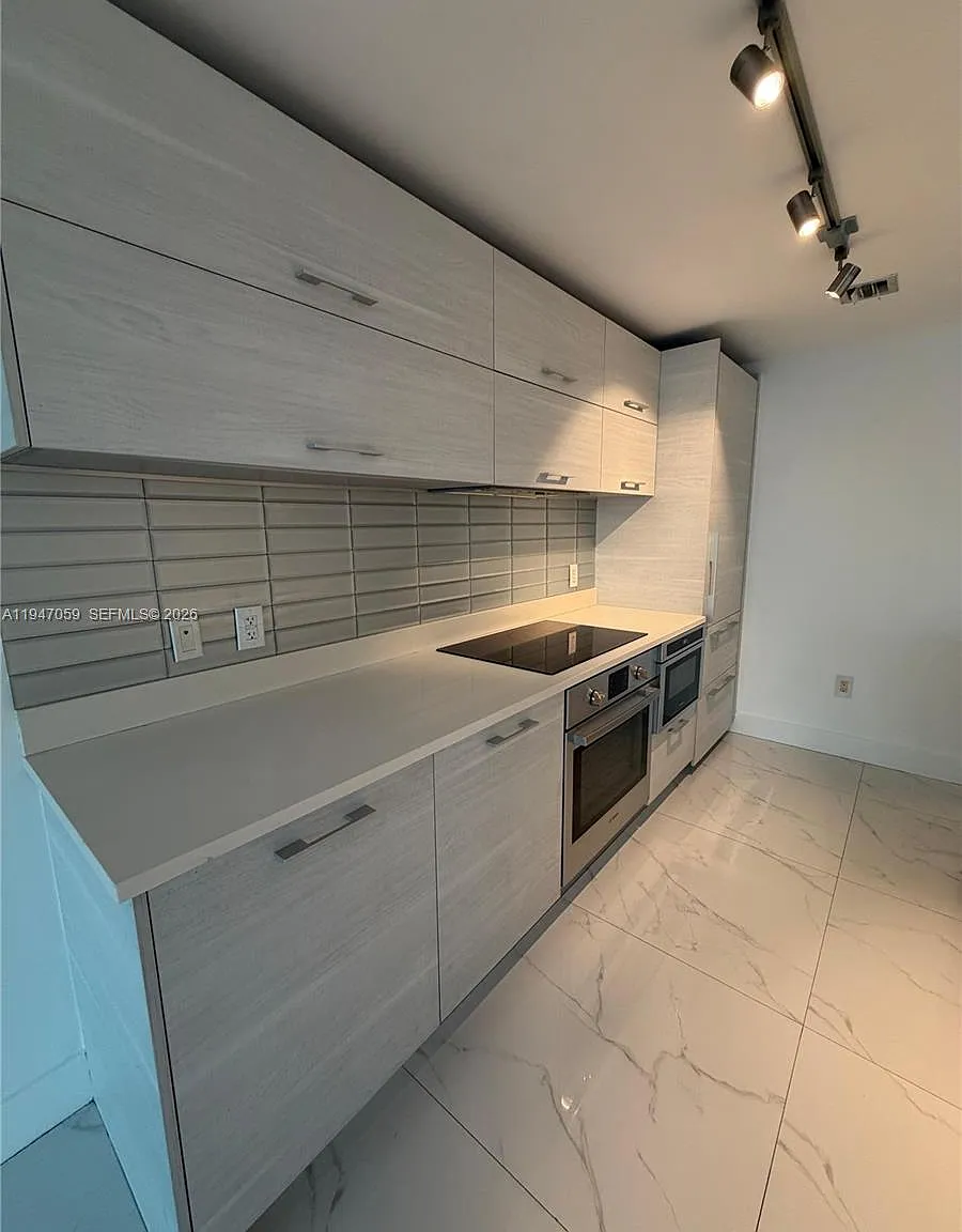 2 bed, 2.0 bath, 1067 sqft, $5,800 — Photo 4