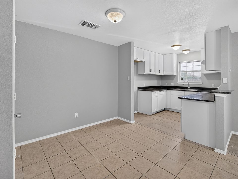 1st image of 1424 E Mulkey St #1426