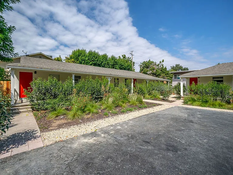 5480 Capistrano Ave — Photo 20