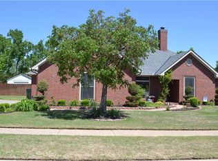 704 Chateau Ave, Yukon, OK 73099