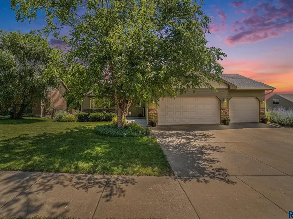 707 Leonard St, Harrisburg, SD 57032