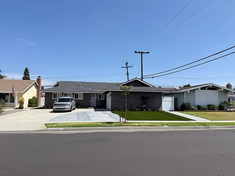6811 Oxford Dr — Photo 3
