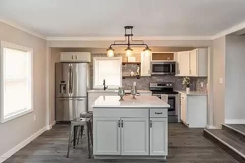 3rd image of 2055 Holcroft Dr