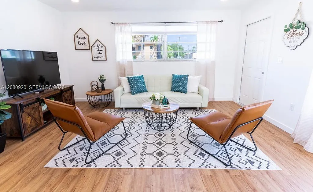 2 bed, 1.0 bath, 2908 sqft, $2,250 — Photo 2