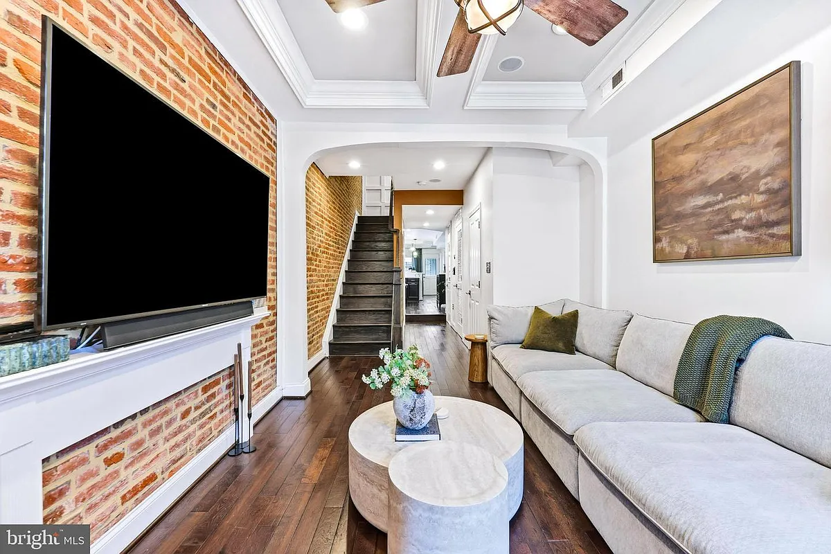 Living room - 719 S Port St