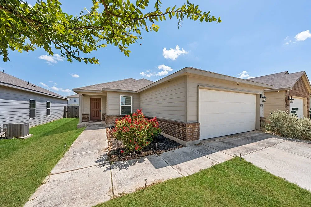 Spacious 3-Bed Home with Pool Access, Trails, and Fenced Yard in Converse — Photo 2