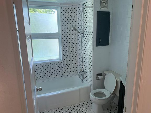 4th image of 425 7th St