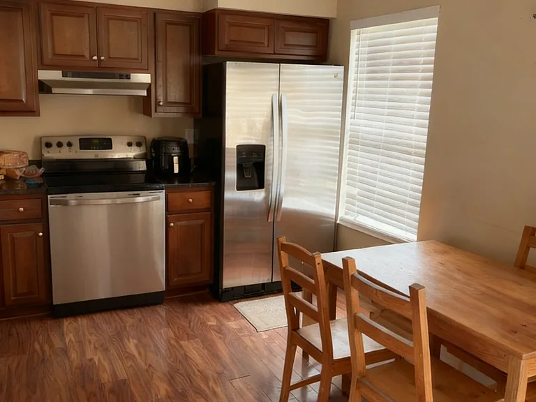 910 Jessicas Ln — Photo 2