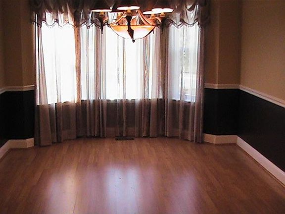 Dining room with Pergo flooring