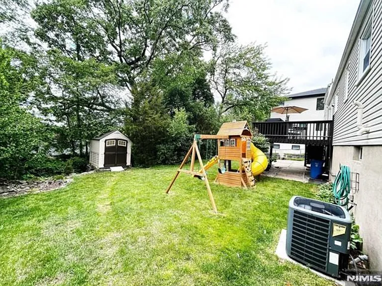 321 Maplewood Dr — Photo 26