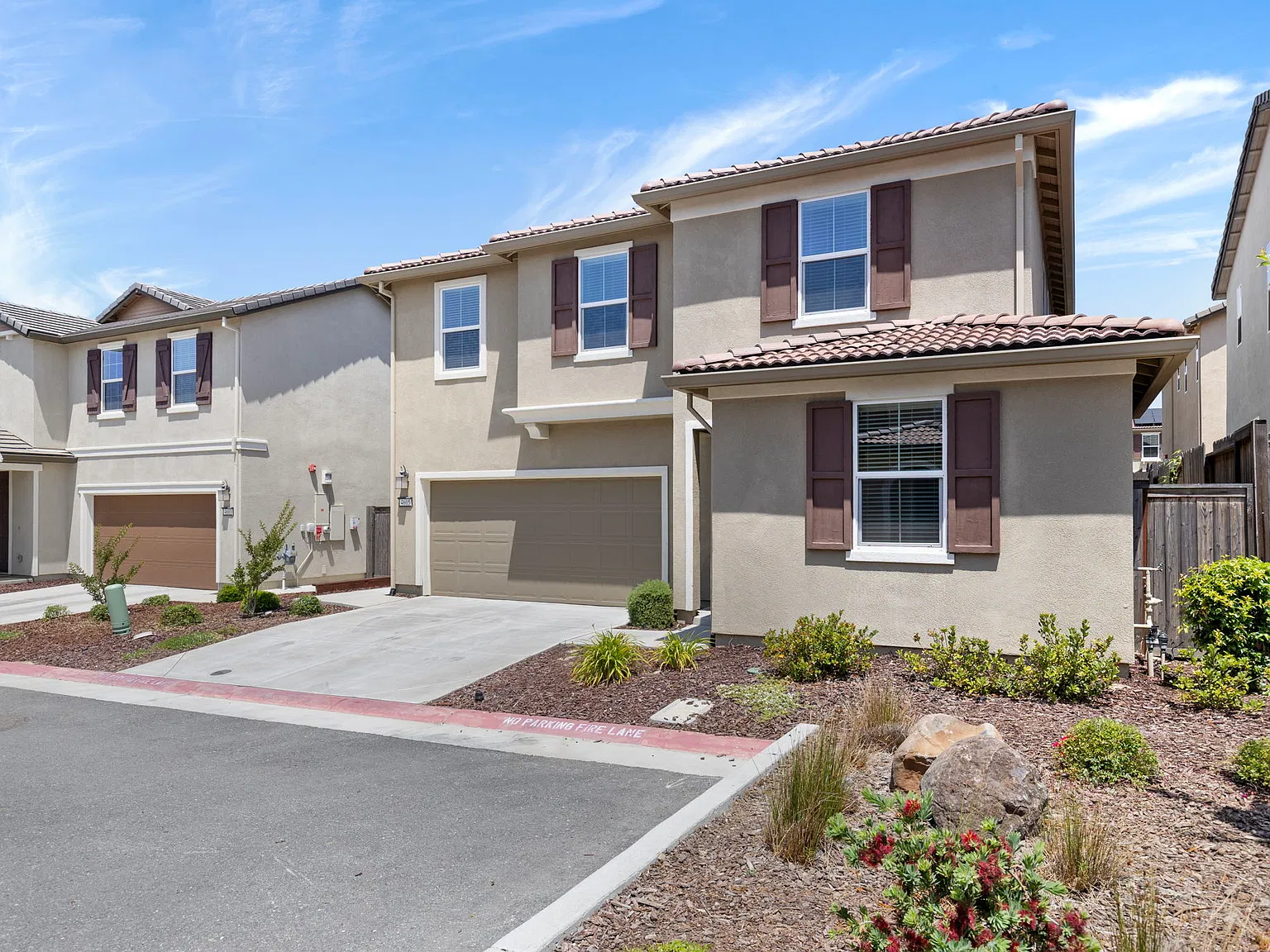 5 bed, 2164 sqft, $5,500 — Photo 2