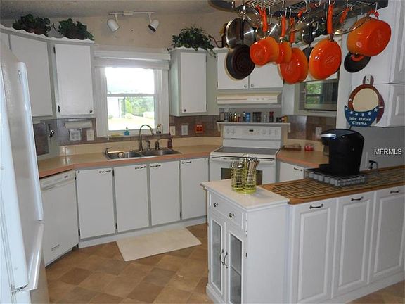 3rd image of 1402 Plantation Dr