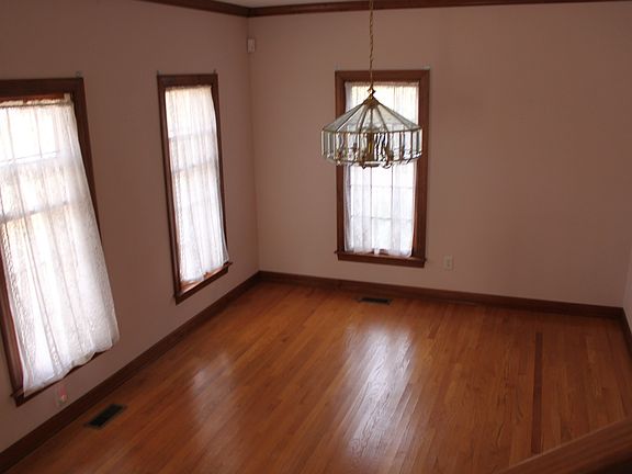 3rd image of 916 Dorset Way
