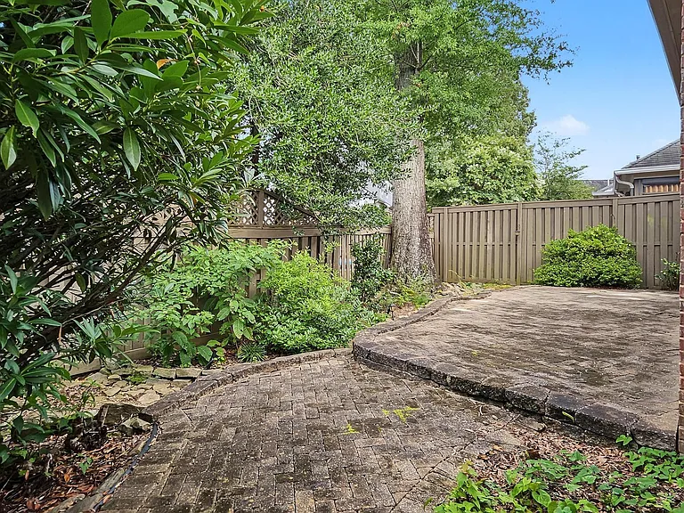 141 Canterbury Dr — Photo 34
