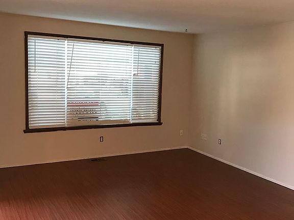 3rd image of 2912 59th Ave NE
