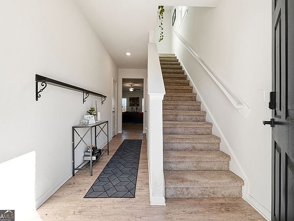 3rd image of 814 Robbie Ln