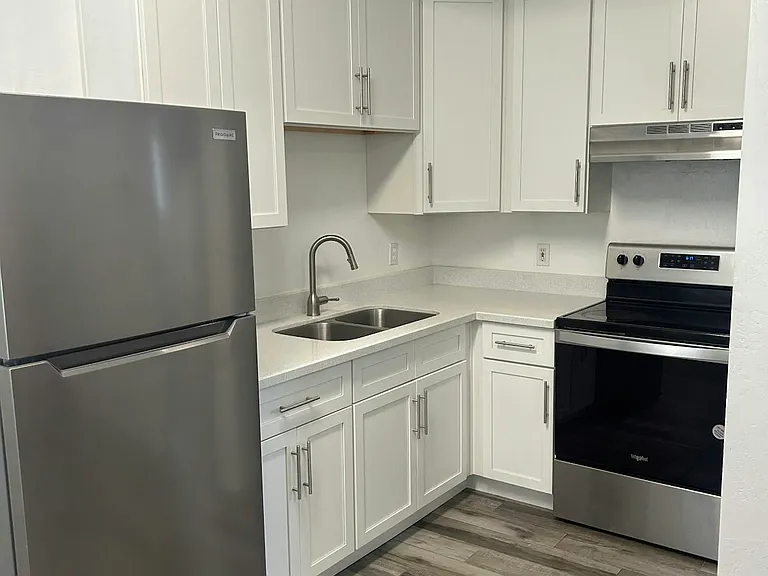 290 N Hamilton St #4 — Photo 1