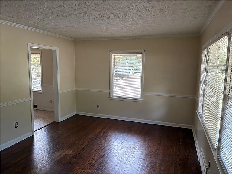 2064 Montrose Dr — Photo 2