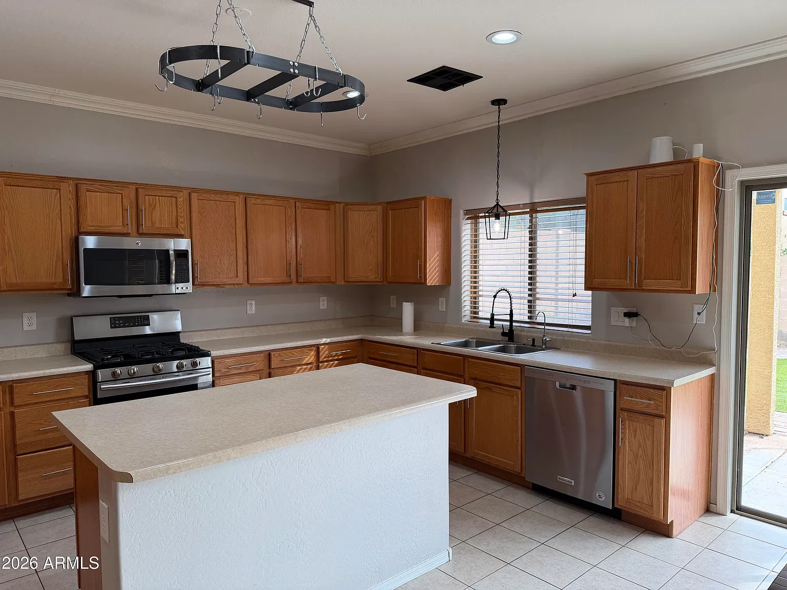 4 bed, 3.0 bath, 2542 sqft, $2,800 — Photo 3