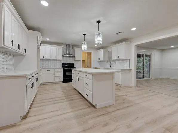 721 NW 16th St, Moore, OK 73160