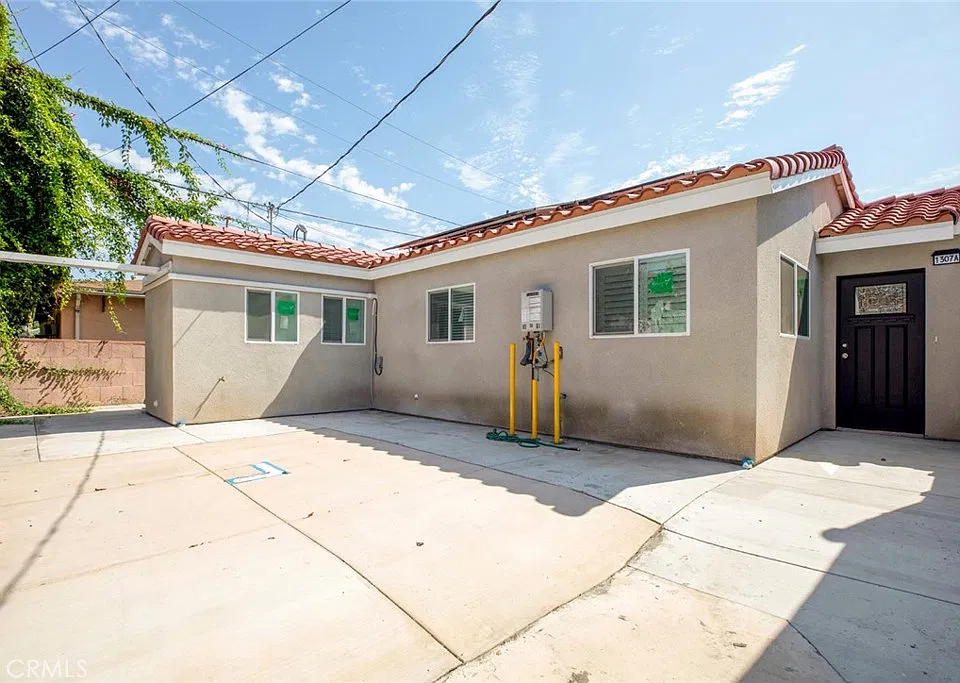 1307 E Acacia