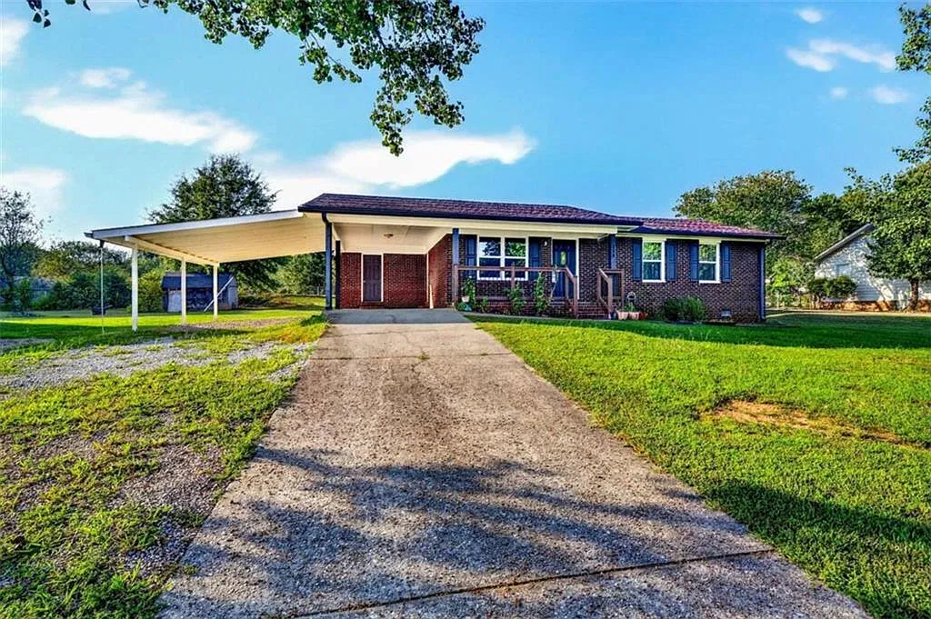 3 bed, 1.0 bath, 1000 sqft, $1,800 — Photo 1