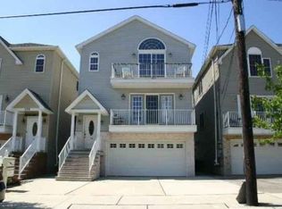 130 W 2nd St #2, Bayonne, NJ 07002
