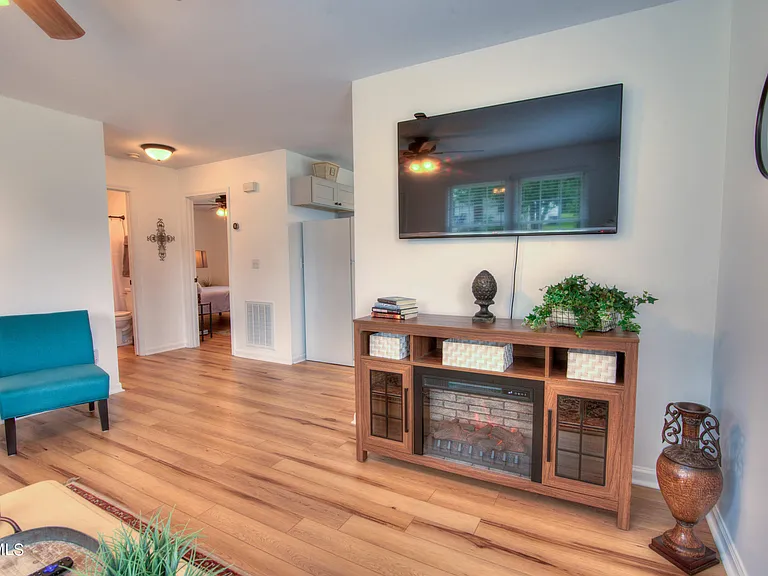 2418 Vines St — Photo 8