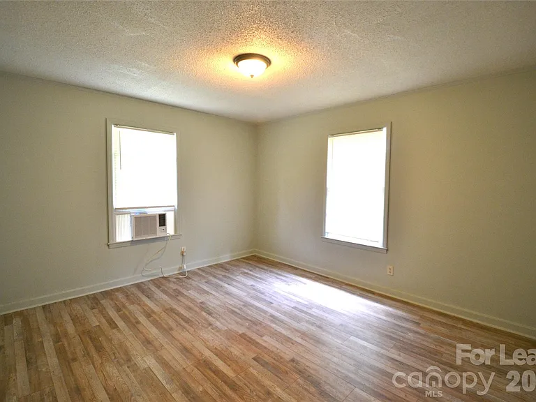 1208 Grace Ave — Photo 13