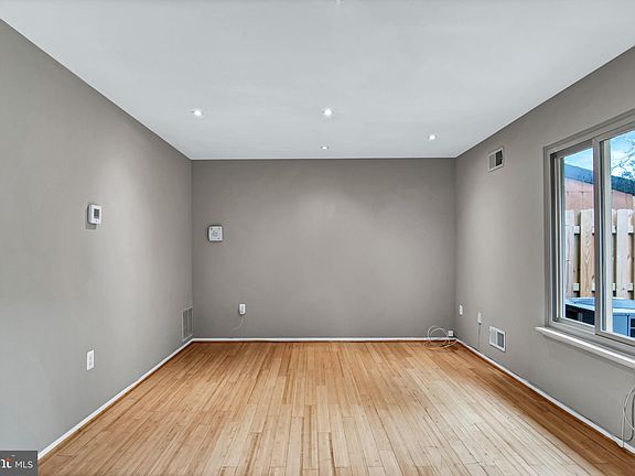 5th image of 9046 Arlington Blvd