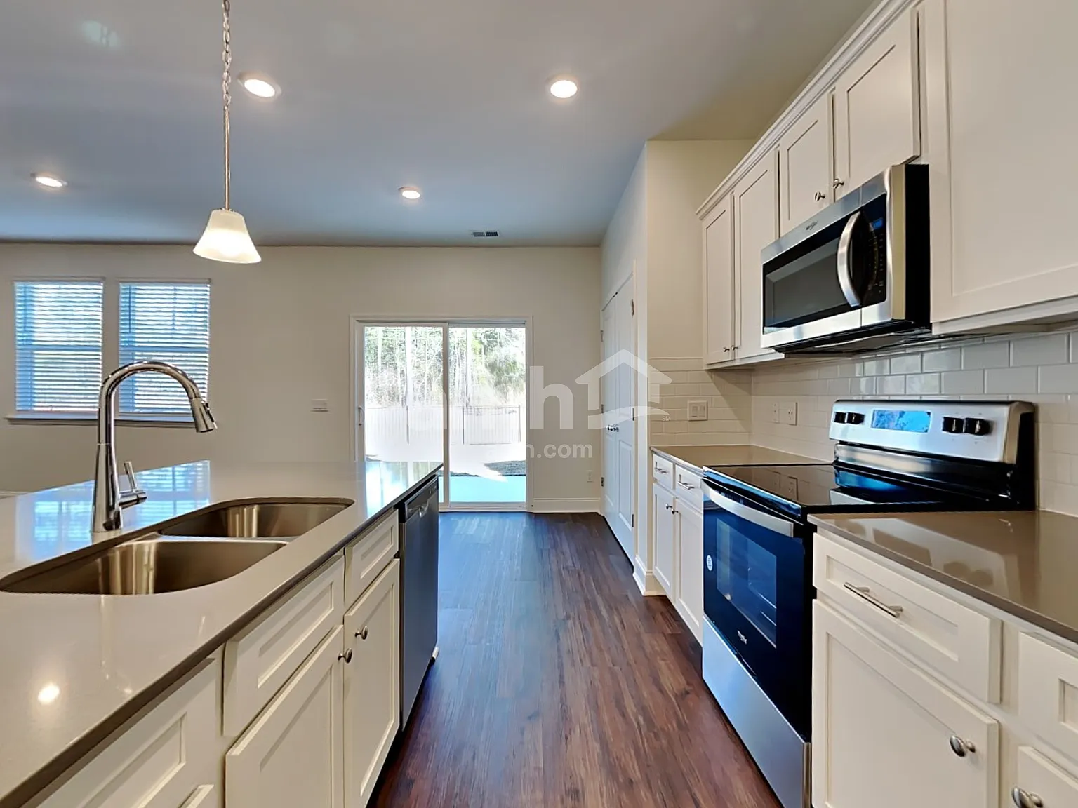 4 bed, 2.5 bath, 1977 sqft, $2,500 — Photo 4