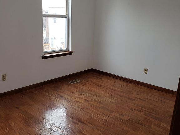 4th image of 3424 Caroline St