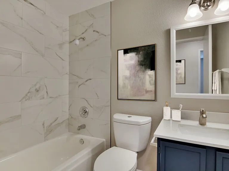 Lincoln Apartments — Photo 6