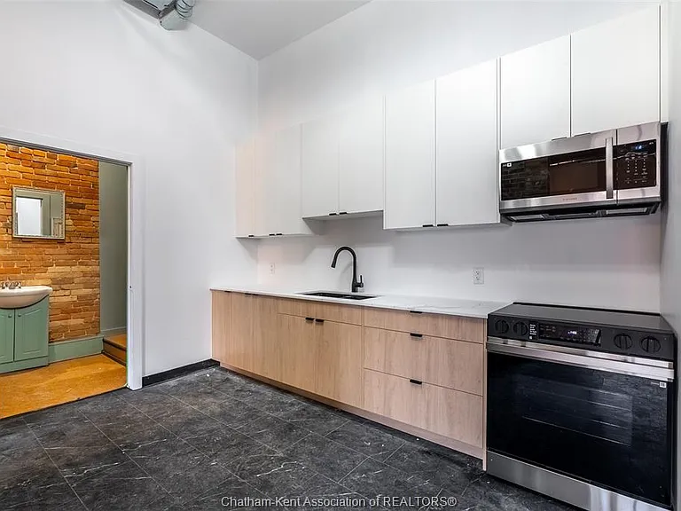 138 King St W #302 — Photo 11