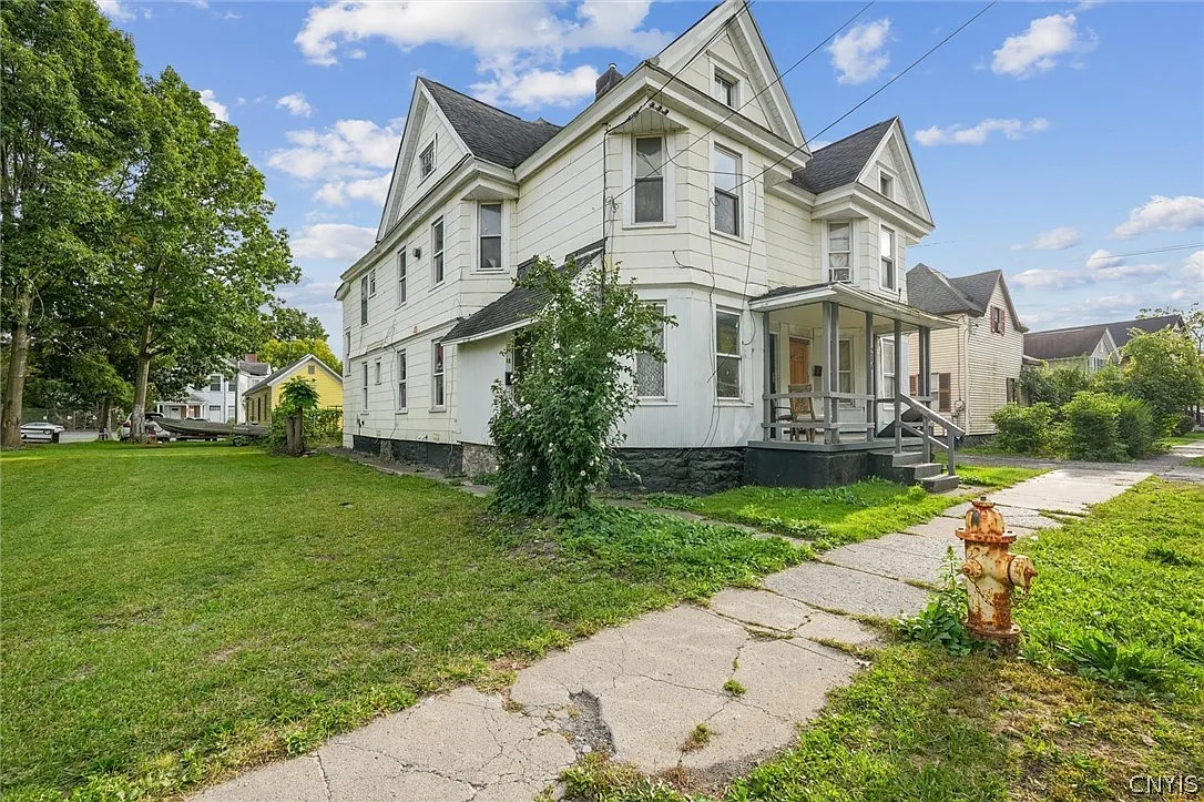 217 Grand Ave — Photo 2