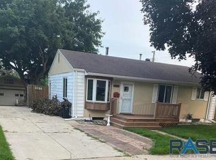 3205 E 20th St, Sioux Falls, SD 57103