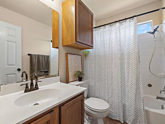 4th image of 602 Creston St