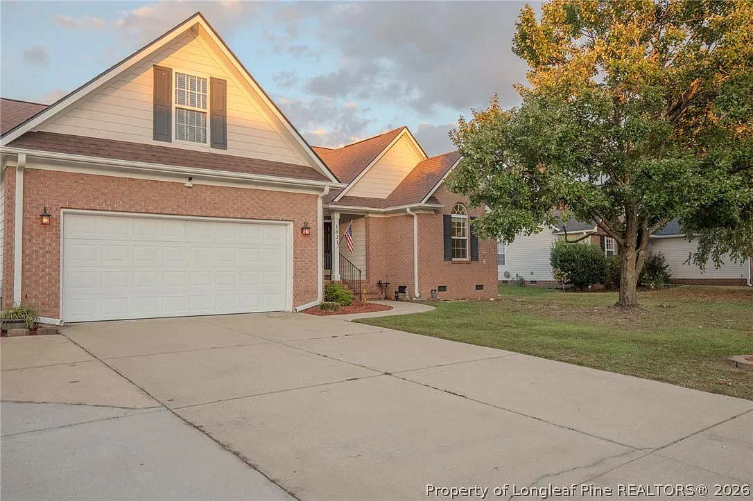 4 bed, 2.0 bath, 1994 sqft, $2,600 — Photo 2