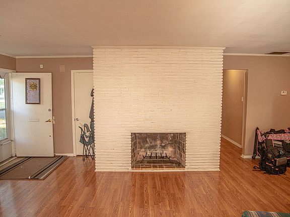 3rd image of 402 S Orchard Dr