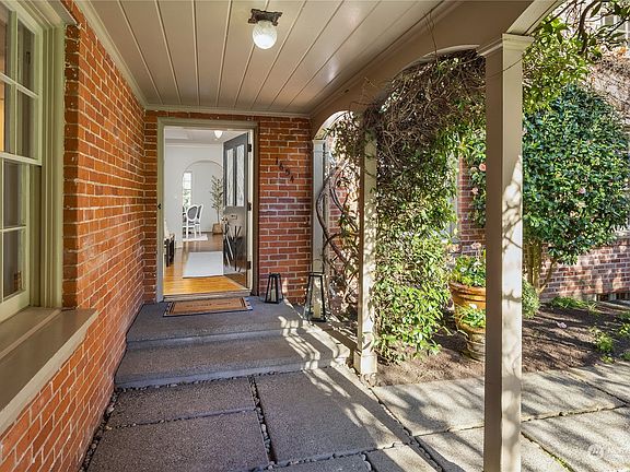 3rd image of 1654 Shenandoah Drive E