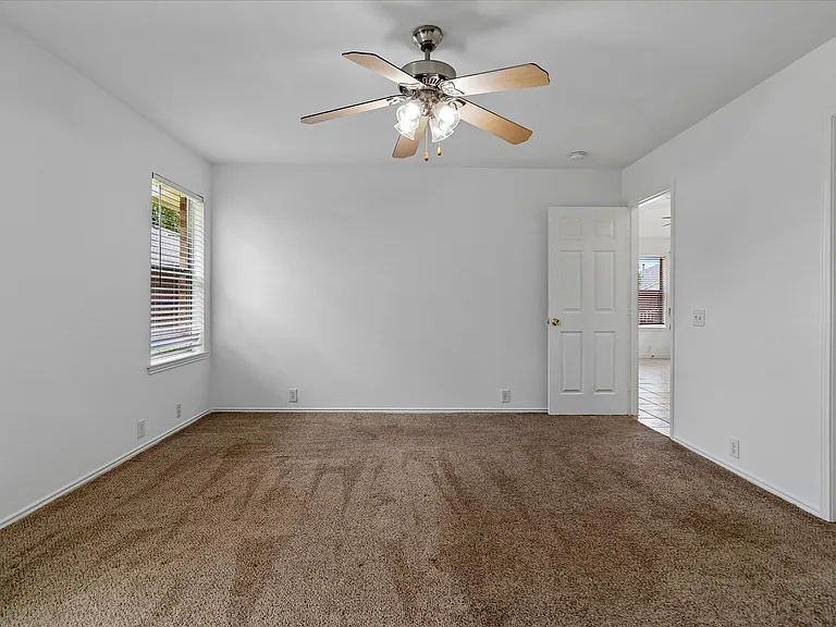 3300 Creekwood Dr — Photo 10