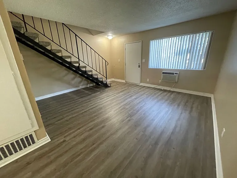 587 Silverwood Ave — Photo 2