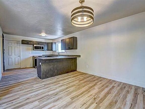 4th image of 601 W Indian Creek Dr