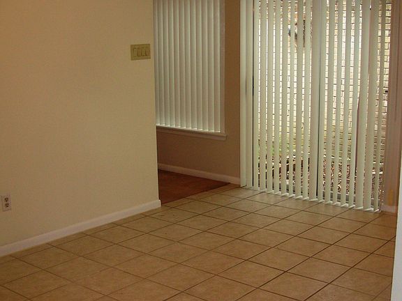 7627-Breakfast room with natural light_05312014