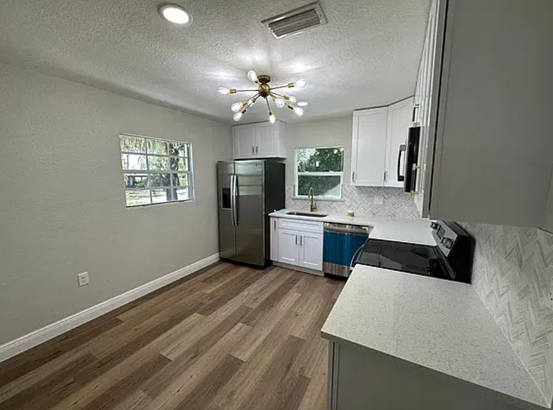 1704 E Elm Rd — Photo 4