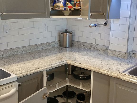 3rd image of 401 Vine Ave