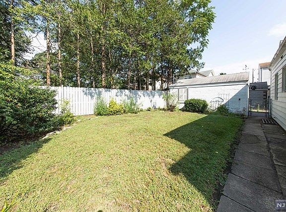 4th image of 18 Canterbury Ave #1