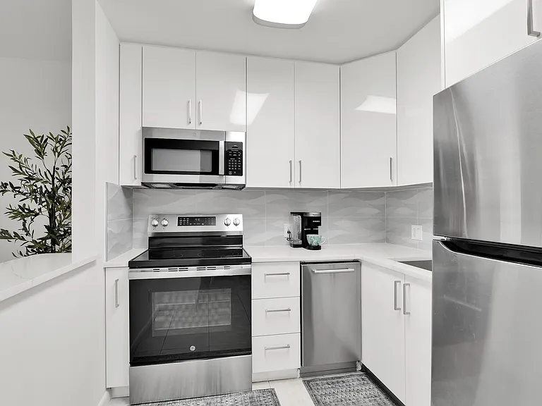 175 Fanshaw E — Photo 2